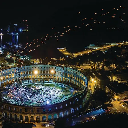 Pet Friendly In With Kitchen 풀라