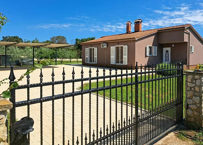 Pet Friendly In With Kitchen 풀라