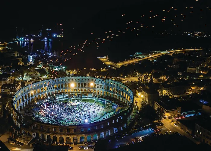 Pet Friendly In With Kitchen 풀라