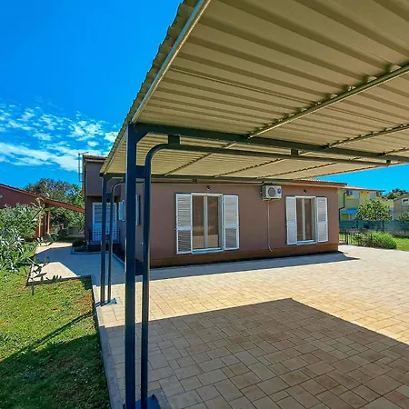 4 Bedroom Lovely In Casa de Férias